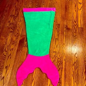 Green and pink mermaid blanket